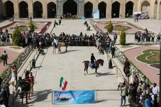 بازی نمادین چوگان در میدان گنجعلی خان کرمان برگزار شد