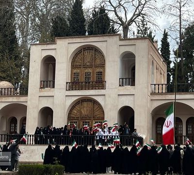 پرچم جمهوری اسلامی ایران در باغ شاهزاده ماهان برافراشته شد